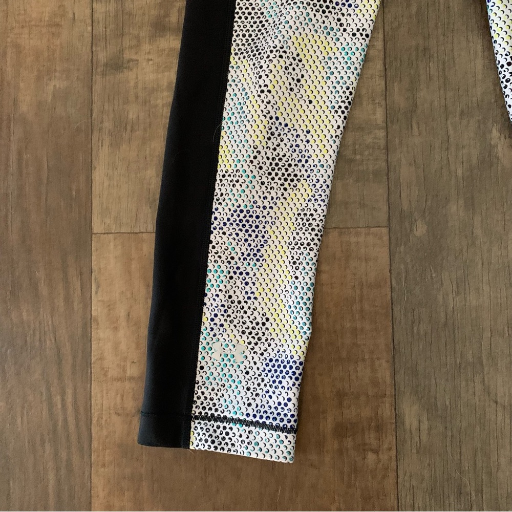 Under Armour compression capris dot design - Picture 3 of 8